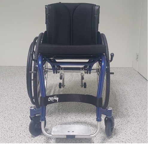 Rolstoel met eenhandige aandrijving